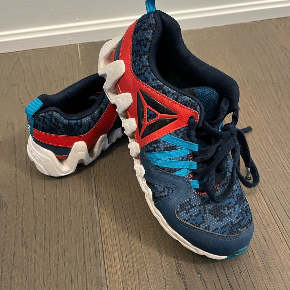Reebok unisex kids runners sz 4Y EUC worn twice Ret $140